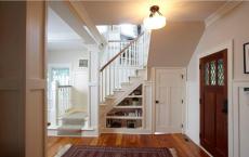 Grandes pasillos en una casa privada: ideas de diseño y 3 estilos de decoración.