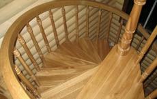 Escalier en colimaçon menant au deuxième étage - comment le fabriquer soi-même ?