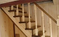 Cómo montar una escalera de madera, de forma independiente y a partir de elementos prefabricados. Dibujo de una escalera de madera de una sola sección.
