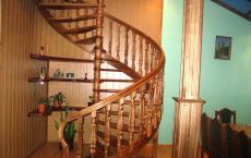 Escalier en bois menant au deuxième étage