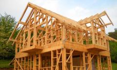 Descripción paso a paso de la construcción de una casa de madera.