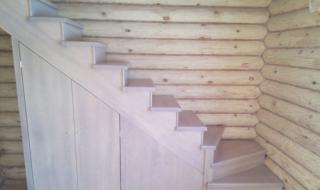 ¿Cómo pintar una escalera de madera en una casa hasta el segundo piso?