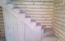 ¿Cómo pintar una escalera de madera en una casa hasta el segundo piso?