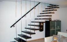Escalera de caracol de bricolaje en una casa particular, diseño y autoensamblaje.