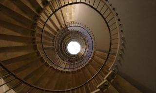 Do-it-yourself spiral staircases made of metal, wood: drawings, photos